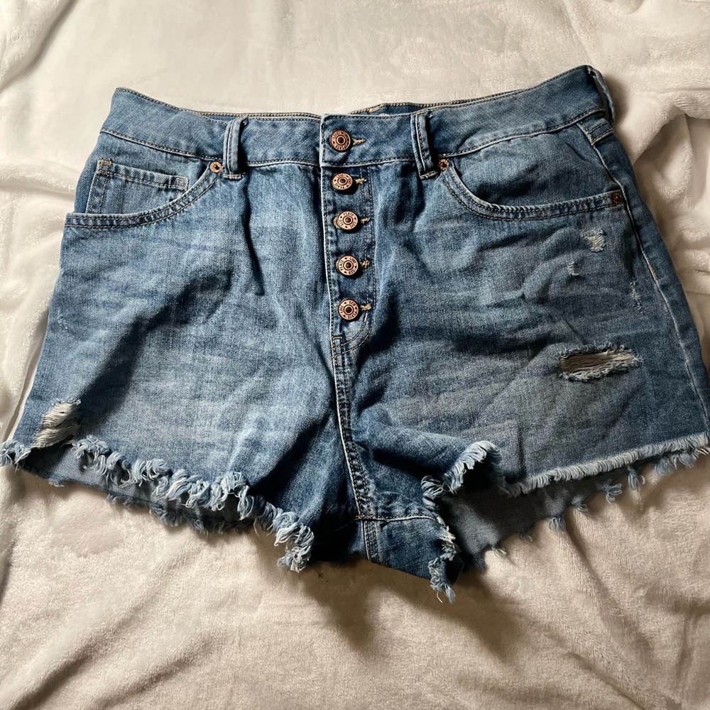 Light/medium wash stretchy shorts, size 13